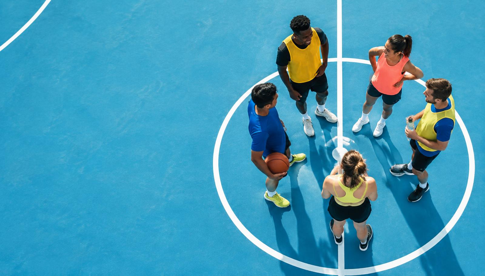 Amigos reunidos para jogar em uma quadra